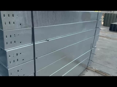 Płytka z galwanizowanymi kablami w pomieszczeniach wewnętrznych lub zewnętrznych, podgrzewana na gorąco, z wylotem lub rowką do perforacji